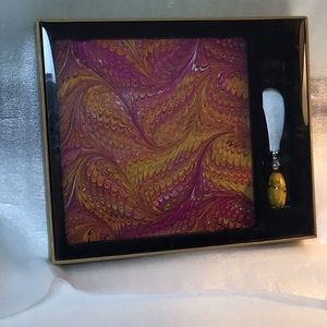 Cheese platter with spreader